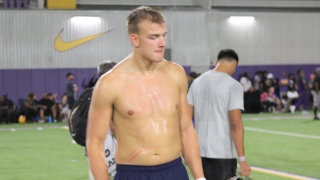 Nation's top TE Jake Johnson reunites with brother Max at LSU camp
